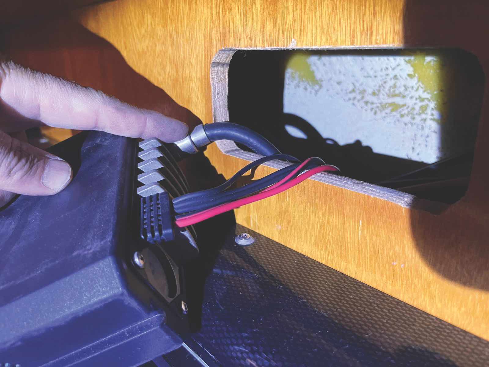 Foto_2_VHF Telsiz anten kablo konnektörü sağlıklı olarakkorunmalı kopyası.jpeg