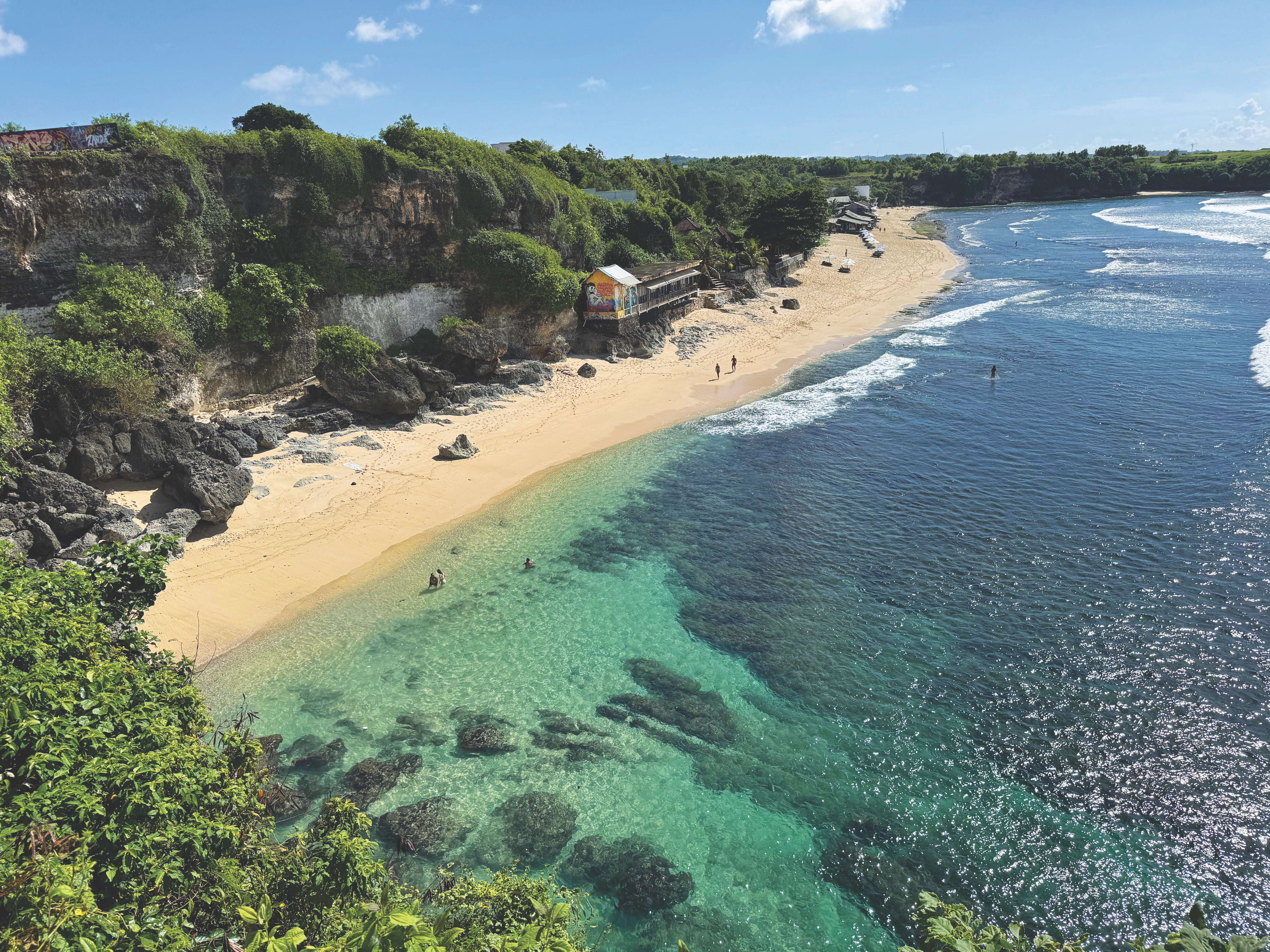 Uluwatu_daki sörf cennetlerinden biri, Bali kopyası.jpeg