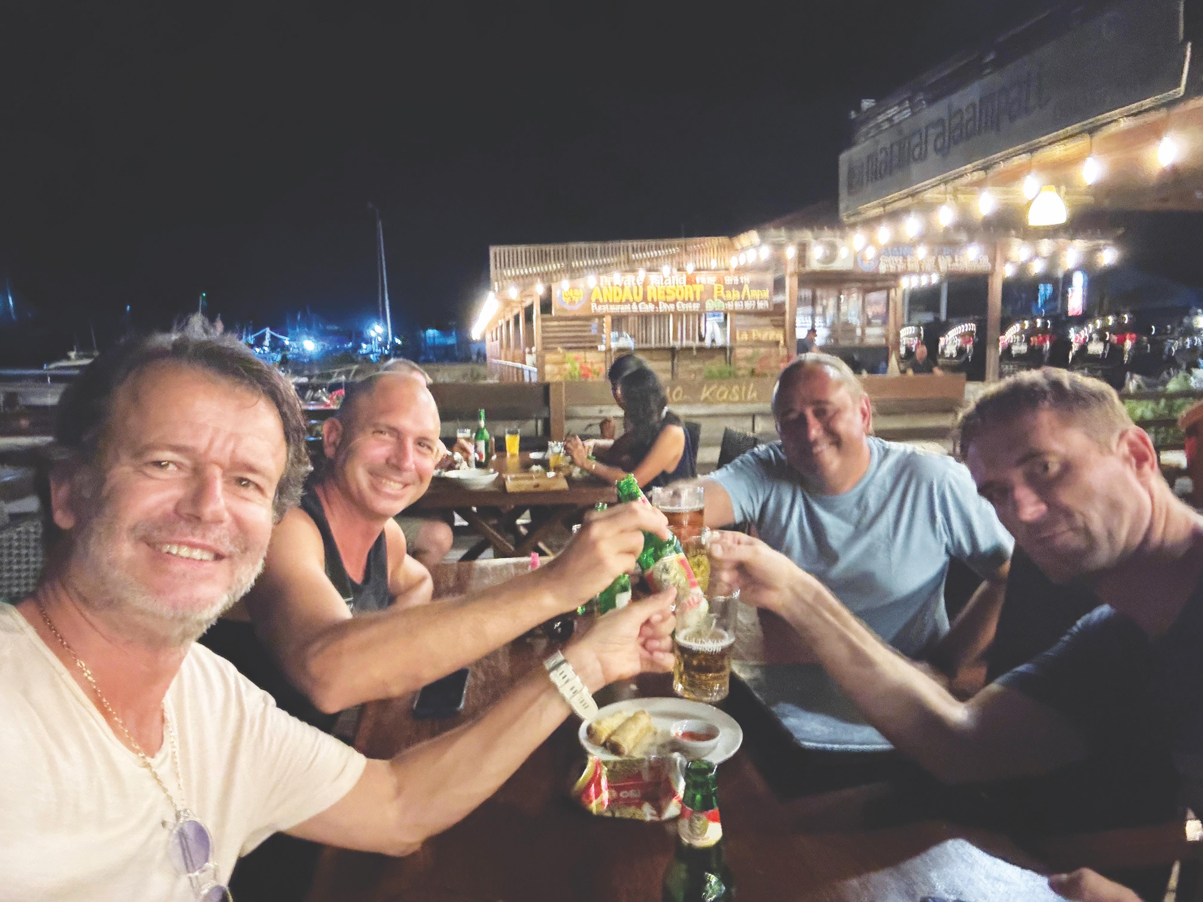 Sorong_da akşam yemeği. Dünyaca ünlü dalış merkezi Raja Ampat bölgesine bu noktadan ulaşılıyor kopyası.jpeg