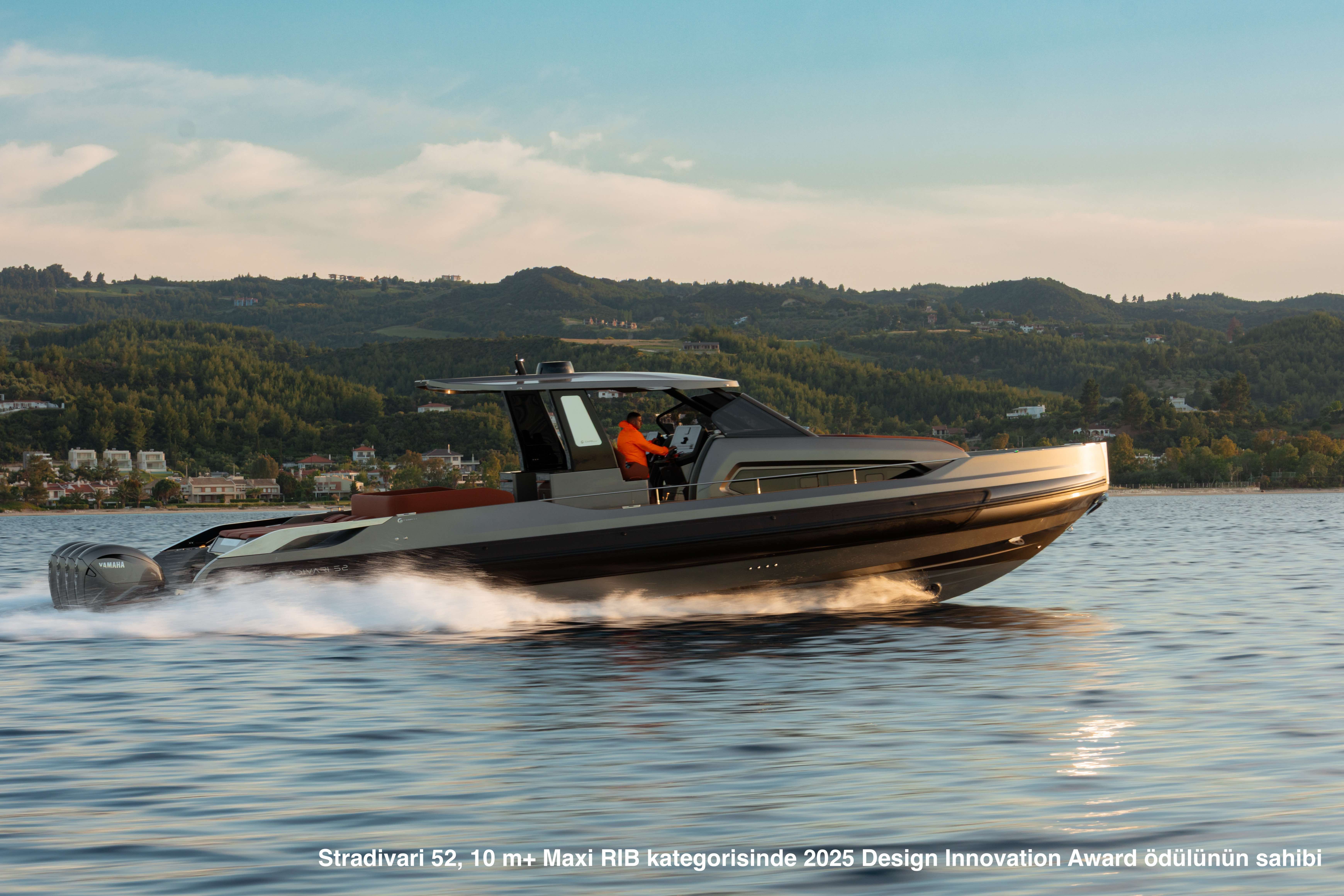 Stradivari 52-Üst segment RIB sınıfında konumlanan model, 10 m+ Maxi RIB kategorisinde 2025 Design Innovation Award ödülünün sahibi.jpeg